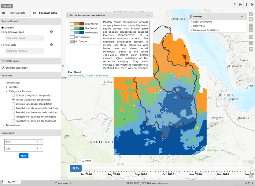 Zu sehen ist ein Screenshot des operationellen Online-Vorhersagetools, das auf einer Landkarte die vorhergesagten Niederschlagskategorien über den Flusseinzugsgebieten des Blauen Nils und des Tekeze-Atbara in Äthiopien und Sudan für Juli 2020 zeigt. Farbkodiert ist die wahrscheinlichste Kategorie, wobei die Farbintensität mit zunehmender Wahrscheinlichkeit ansteigt. Dargestellt sind die Kategorien für überdurchschnittlich viel, normal viel und unterdurchschnittlich wenig Niederschlag im Vergleich zur Klimatologie. Seitenleisten, Legendenbox und Zeitschieber zeigen weitere Funktionalitäten und Auswahlmöglichkeiten des Online-Vorhersagetools.