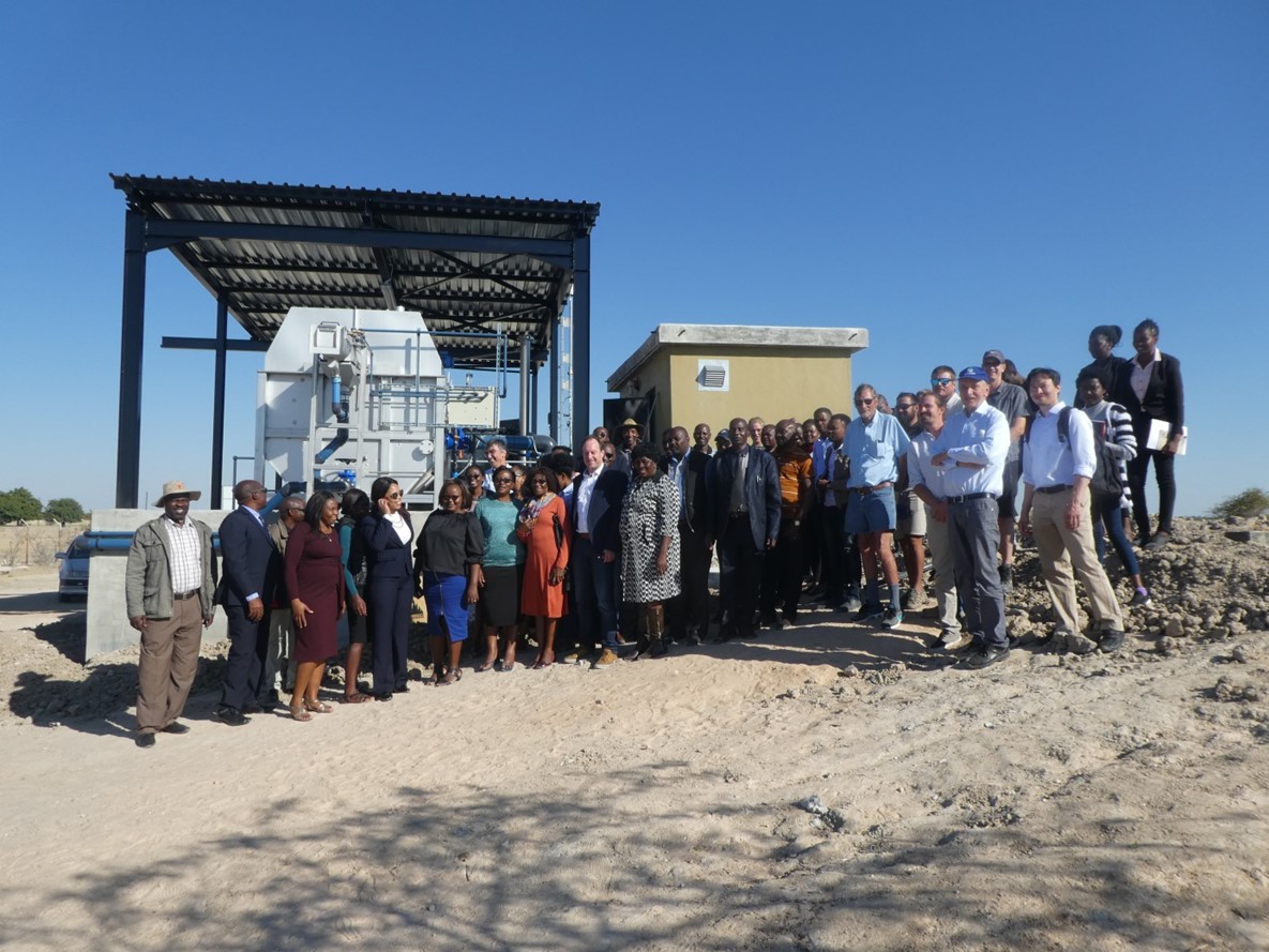 Gruppenfoto der Teilnehmerinnen und Teilnehmer des 3. Treffens der Kläranlagennachbarschaft im Juni 2018 in Outapi, Namibia, aufgenommen vor den Anlagen zur Vorbehandlung des Abwassers
