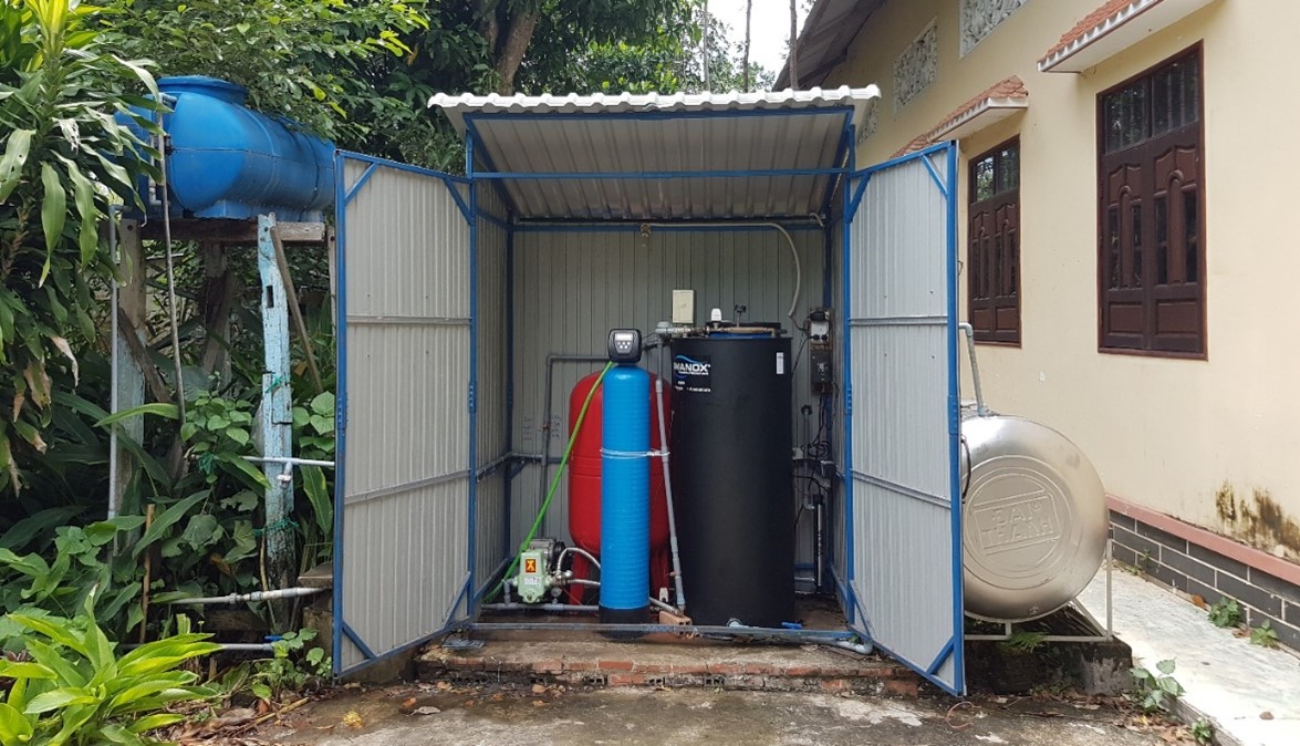 FERMANOX® pilot plant in the Mekong Delta, Vietnam incl. feed pump and pressure vessel (red), SAR tank (black) with control unit and granulate filter (blue) for pre-removal of manganese.