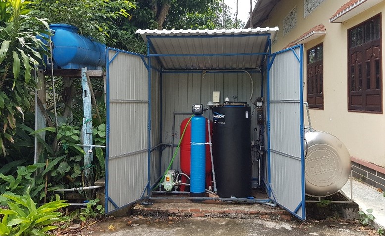 FERMANOX® pilot plant in the Mekong Delta, Vietnam incl. feed pump and pressure vessel (red), SAR tank (black) with control unit and granulate filter (blue) for pre-removal of manganese.