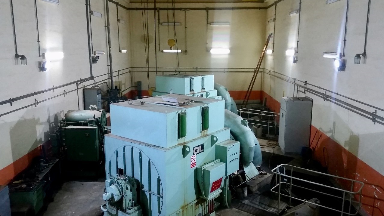 Bild zeigt eine Wasserturbine in einer Halle des King Tala Dam, Jordanien 