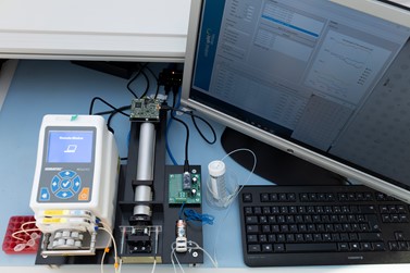 6-LED sensor for optical signal readout of LSPR assays with pump for sample supply and display.