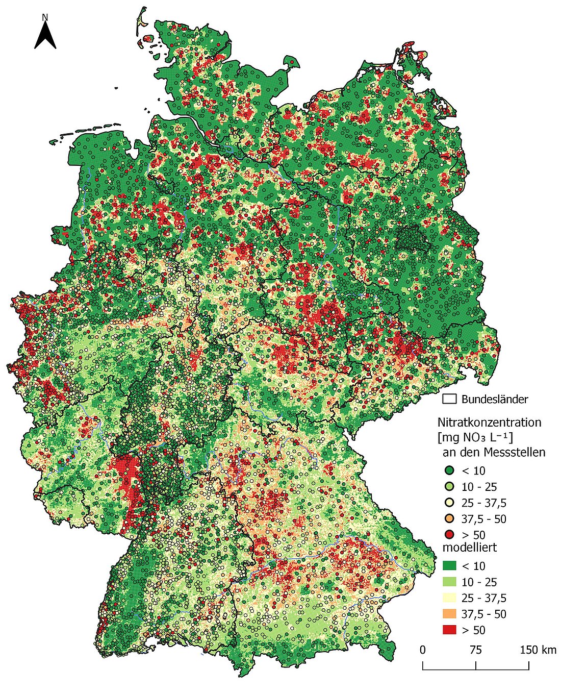 Dargestellt ist die Nitratkonzentration im Grundwasser, die mithilfe eines Random-Forest-Ansatzes modelliert wurde. Ziel dieser Modellierung war die Erstellung einer bundesweit flächenhaften Übersicht, um Gebiete mit Überschreitungen des Nitratgrenzwertes von 50 mg/l dokumentieren zu können. Das Ergebnis dieses Klassifikationsansatzes ist flächenhaft in der Karte dargestellt. Es wurde eine fünffach differenzierte Klasseneinteilung (≤10; > 10-25; > 25-37,5; > 37,5-50; > 50 mg/l) gewählt.