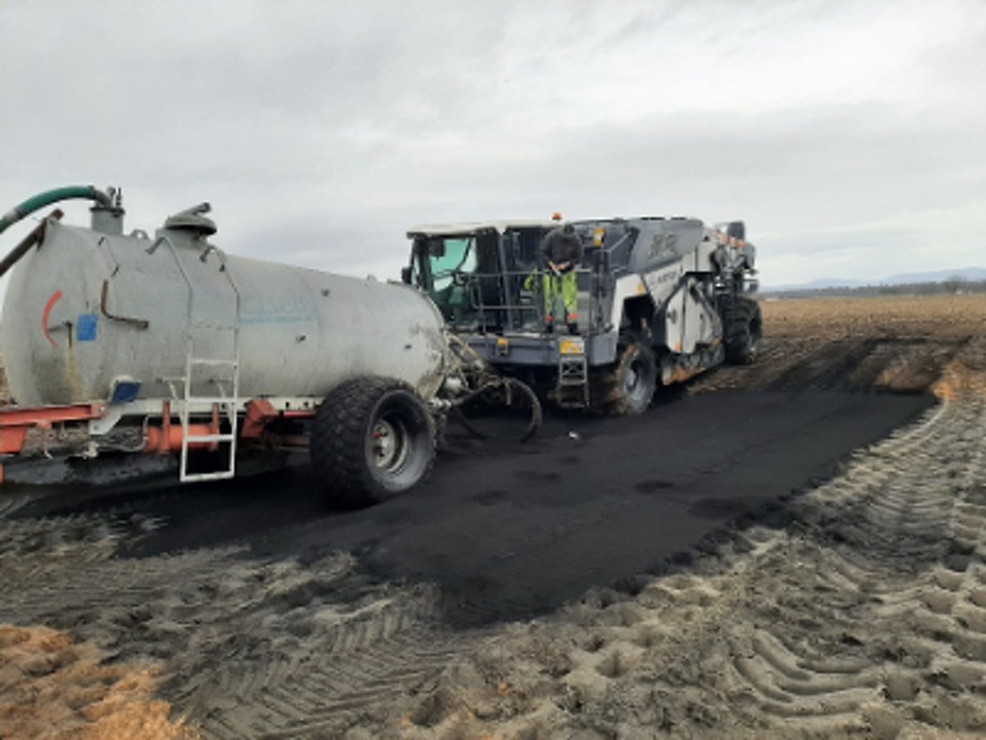 Mit technischem Gerät wird eine definierte Menge Sorbent (Aktivkohle) pro Quadratmeter mit einem definierten Volumen Wasser, das über einen Tankwagen in das Mischgerät dosiert wird, homogen in den Boden gemischt.