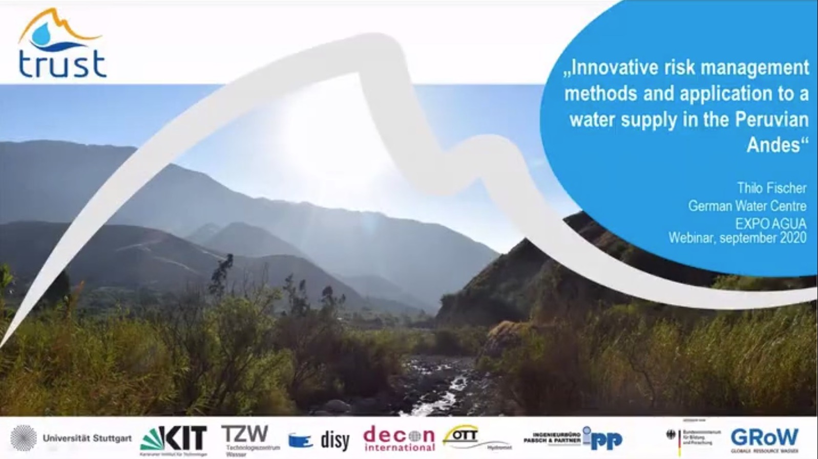 Titelfolie der Präsentation: Andenlandschaft mit TRUST-Logo sowie Logos der Projektpartner. Beschriftung: Innovative risk management methods and application to a water supply in the Peruvian Andes. Thilo Fischer.